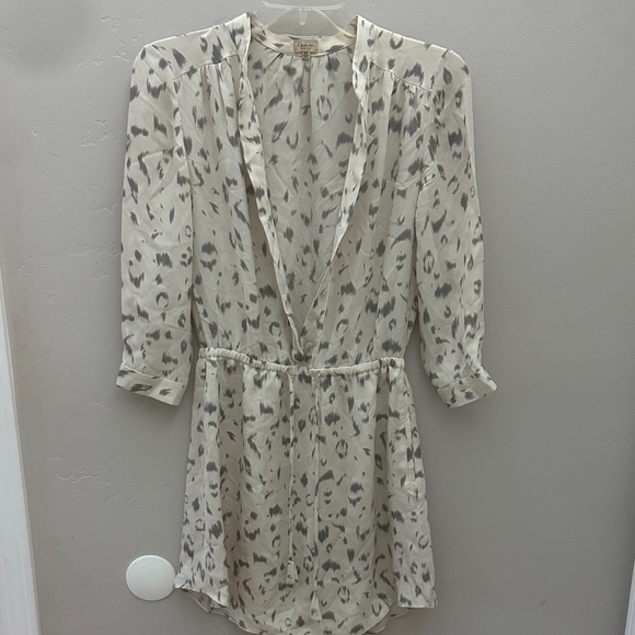 Babaton Dresses & Skirts - Babaton Silk Elegant Cream Print Long Sleeve Dress